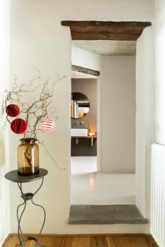 a hallway with a table with a vase on it at Palazzo 54 in Germagnano