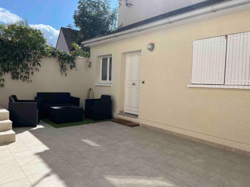 Coin salon dans l'établissement Petite maison cosy proche de La Défense