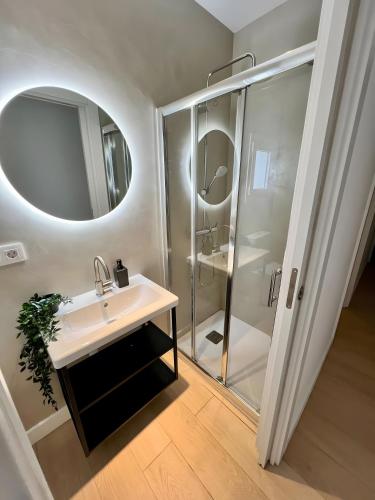 ein Badezimmer mit Waschbecken und Dusche in der Unterkunft Apartamento Santa Cruz de Tenerife in La Cuesta