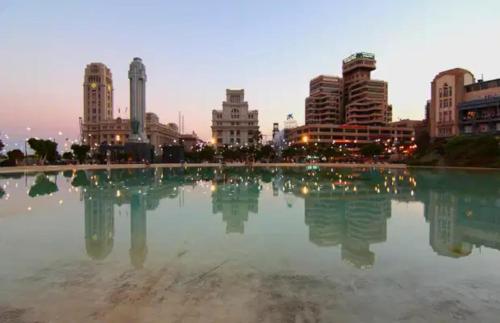 ein großer Wasserpool in einer Stadt mit hohen Gebäuden in der Unterkunft Apartamento Acogedor Santa Cruz in La Cuesta