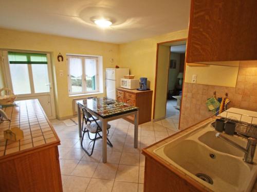 BiffontaineにあるGîte cozy au cœur des Vosges : terrasse, jardin, proche Gérardmer, animaux bienvenus - FR-1-589-76のキッチン(シンク、テーブル付)