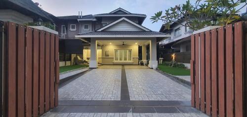 Kemensah Cottage Homestay with Swim pool