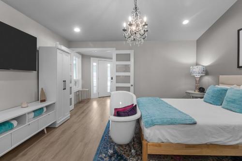 Ένα ή περισσότερα κρεβάτια σε δωμάτιο στο Newly Renovated The American Hotel Breakfast at Tiffany's Suite