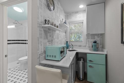 Ένα μπάνιο στο Newly Renovated The American Hotel Breakfast at Tiffany's Suite