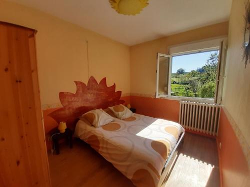 Postel nebo postele na pokoji v ubytování Location paisible: gîte familial avec balnéo, cuisine équipée et départs VTT, à proximité de Gérardmer - FR-1-589-331