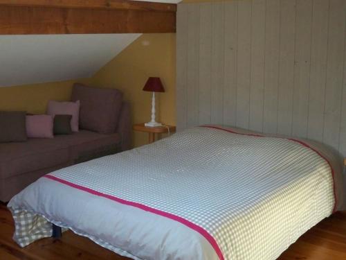 a bedroom with a bed and a couch at Maison de charme à Lubine, idéale pour randonnées et famille, proche Alsace et stations de ski - FR-1-589-192 in Lubine