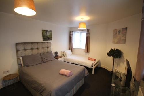 a bedroom with a bed and a window at Holden Court Apartment - Apt 1 in West Drayton