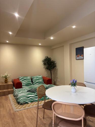TV a/nebo společenská místnost v ubytování L'Olivier - appartement cozy au centre de Poitiers