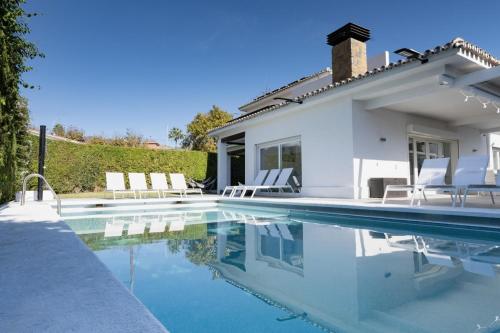 Luxury Villa Sleeps 15, Heated Pool, Jacuzzi, Sauna, & Gym