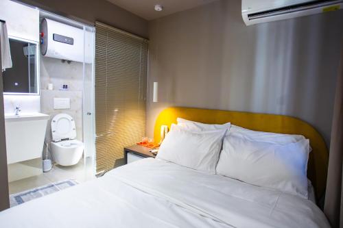 Rúm í herbergi á Double Room at The Bubbles Jacuzzi Rooms