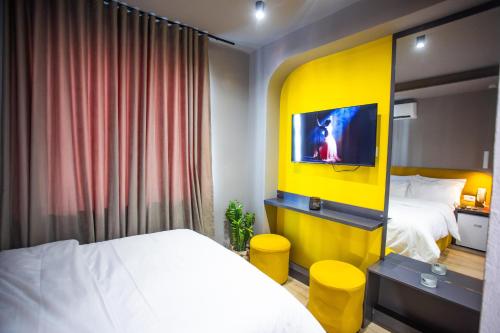 Rúm í herbergi á Double Room at The Bubbles Jacuzzi Rooms