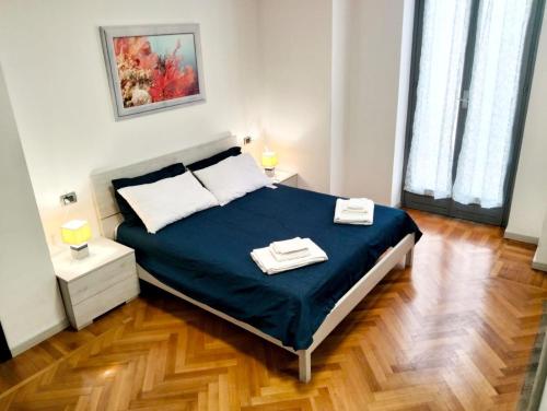 ein Schlafzimmer mit einem Bett, auf dem zwei Handtücher liegen in der Unterkunft Appartamento di Marilù in Verbania