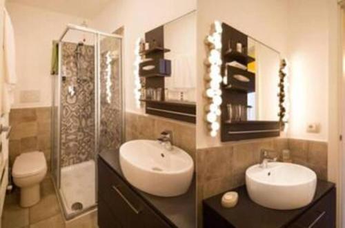 a bathroom with two sinks and a shower and a toilet at Botafogo in Bacezza