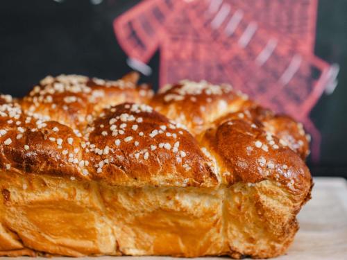 une pile de pain assise sur une table dans l'établissement Hôtel Mercure Lille Aéroport, à Lesquin