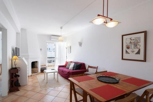 Cozy 2BR Apartment in Albufeira with Balcony, by Hopstays