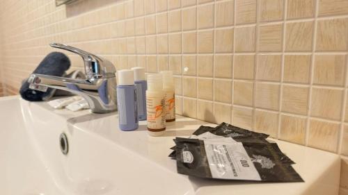 un lavabo con cepillos de dientes y pasta de dientes. en Il Nido d'Amore, en Livorno