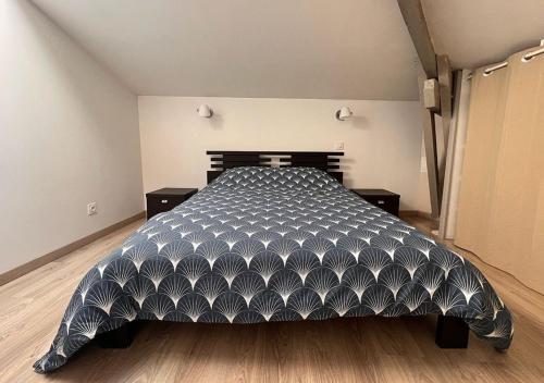 スノンにあるCharmante échoppe Bordelaise à deux pas du centreのベッドルーム1室(ベッド1台、白黒の掛け布団付)