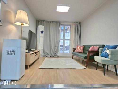 Μια τηλεόραση ή/και κέντρο ψυχαγωγίας στο Stay179 Guesthouse - Female only