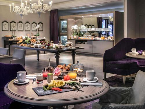 Jídlo v hotelu nebo okolí