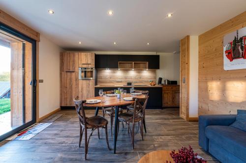 Le Zelfée appartement de 4 personnes à Albiez-Montrond في ألبيز-مونتروند: مطبخ وغرفة طعام مع طاولة وكراسي