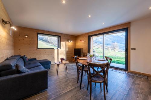 Le Zelfée appartement de 4 personnes à Albiez-Montrond في ألبيز-مونتروند: غرفة معيشة بها أريكة وطاولة