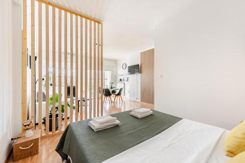 a bedroom with a bed with two folded towels on it at Modern&Cozy Studio 10 min to Venice in Venice