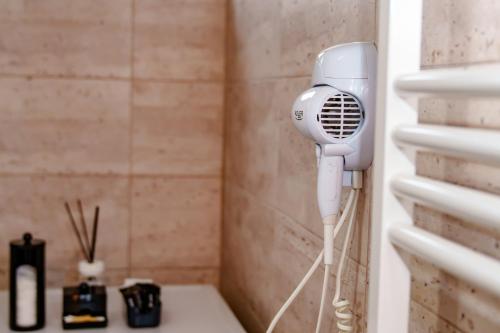 une salle de bain avec sèche-cheveux dans une chambre dans l'établissement DREAMS ESCAPE 2, à Craiova