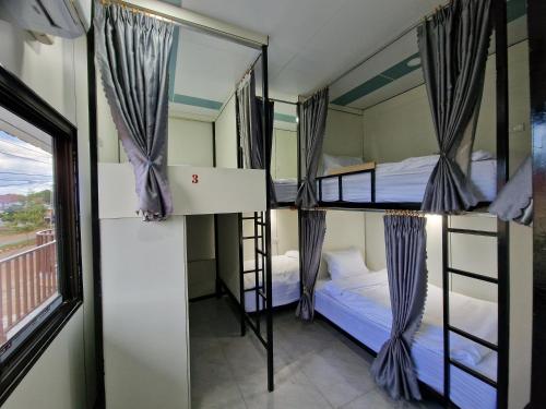 KL's Coffee & Hostel tesisinde bir odada yatak veya yataklar