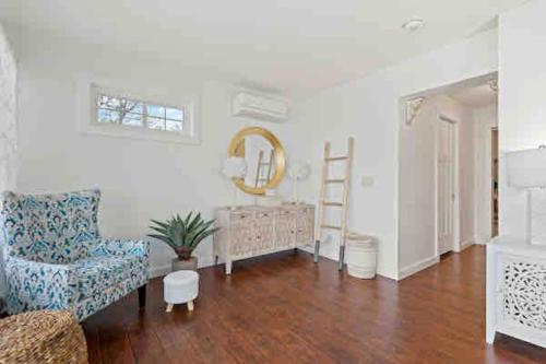 een woonkamer met een stoel en een spiegel bij Crystal Beach Executive Waterfront Lakehouse in Crystal Beach