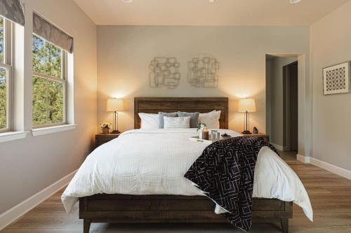 The Reel Deal, Luxury Family Cabin by Alpine Slide في بيغ بير لاكي: غرفة نوم بسرير كبير ونافذتين