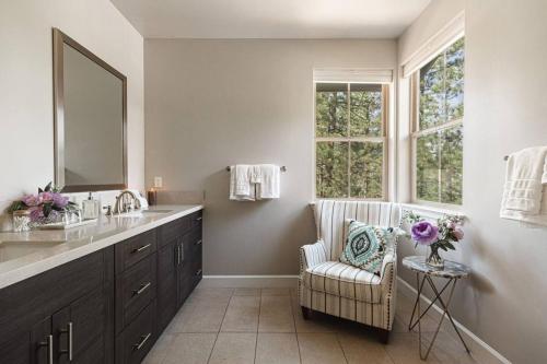 The Reel Deal, Luxury Family Cabin by Alpine Slide في بيغ بير لاكي: حمام مع حوض وكرسي ومرآة