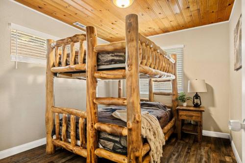 Postel nebo postele na pokoji v ubytování Lawliss Hideout in Big Bear Lake