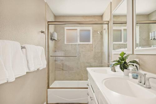 Koupelna v ubytování Lawliss Hideout in Big Bear Lake