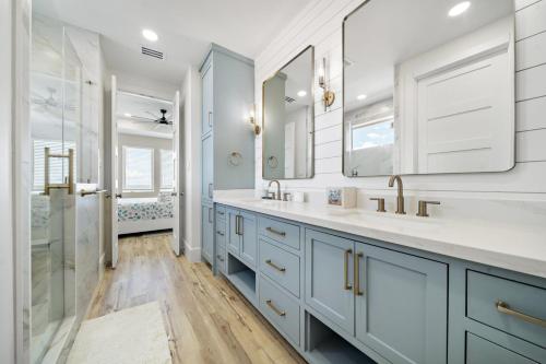 Ванная комната в Brand new bayfront home, gorgeous pool