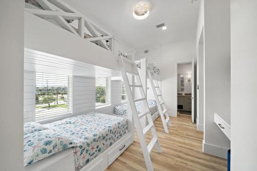 Кровать или кровати в номере Brand new bayfront home, gorgeous pool