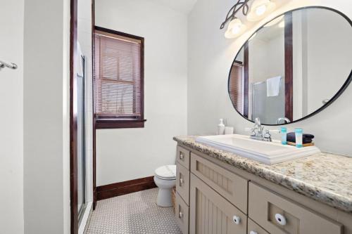 Ένα μπάνιο στο Modern apartment in historic downtown Galveston close to the Strand