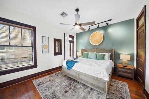Ένα ή περισσότερα κρεβάτια σε δωμάτιο στο Modern apartment in historic downtown Galveston close to the Strand