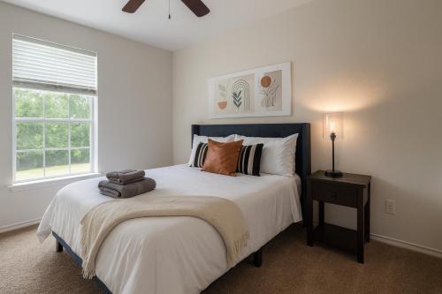 Un dormitorio con una cama grande y una ventana en Plano Hideaway Relax, Swim and Play Together, en Shepton