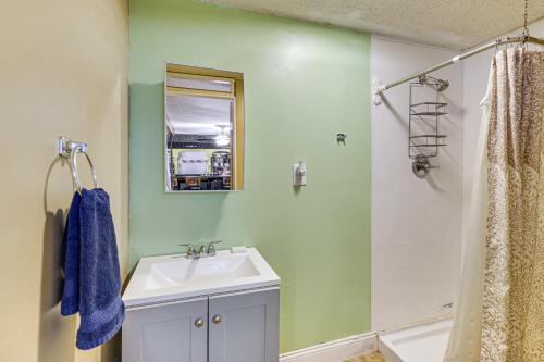 een badkamer met wastafel en douche bij Convenient Studio with Private Bar in Odessa in Odessa