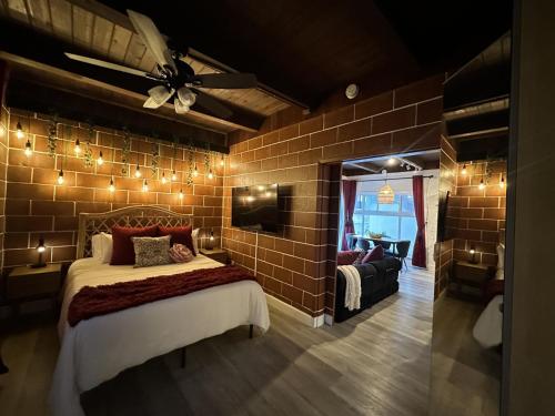 Giường trong phòng chung tại Ocean View Balcony, 4 Min Walk to Beach