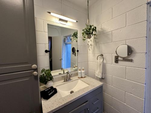 Phòng tắm tại Ocean View Balcony, 4 Min Walk to Beach