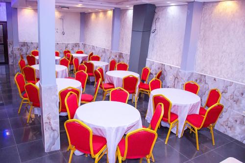 Restaurant o un lloc per menjar a West Hotel Douala