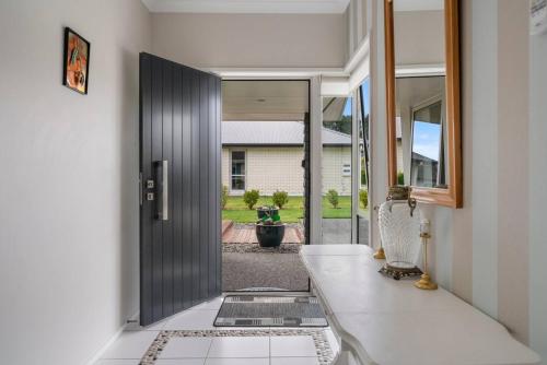 ein Flur mit einer Tür, die zu einem Hof führt in der Unterkunft Family fun at Wharewaka in Taupo Airport