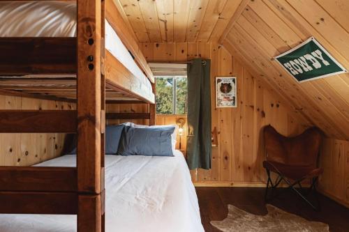 Ένα ή περισσότερα κρεβάτια σε δωμάτιο στο Lakeside Lodge - Deck Views, Golf, Basketball, Spa