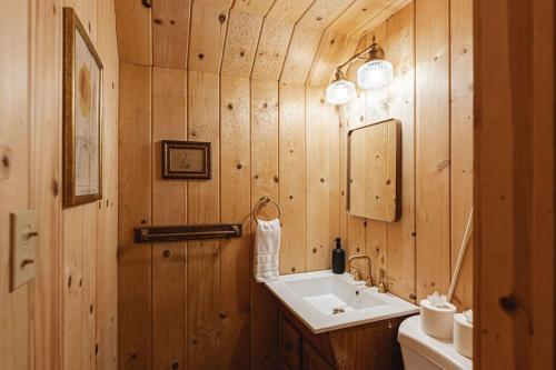 Ένα μπάνιο στο Lakeside Lodge - Deck Views, Golf, Basketball, Spa