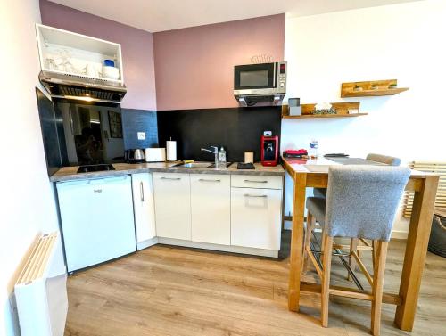 Una cocina o cocineta en Concept Appart'Hôtel 202