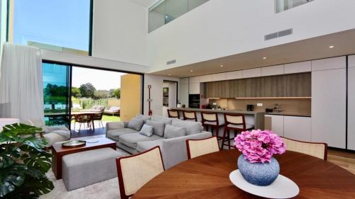 Casa Bougainvillea by CleverDetails, private pool "heated", walk distance
