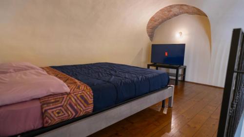 a bedroom with a bed and an arched doorway at Living Adua Centro in Tortona