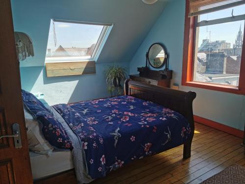 Postel nebo postele na pokoji v ubytování the penthouse , the exchange buildings