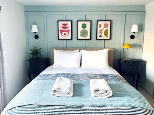 ein Schlafzimmer mit einem Bett mit zwei Handtüchern darauf in der Unterkunft Havelock Cottages in Oundle